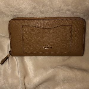 Auth COACH leather zip wallet in Lt Saddle